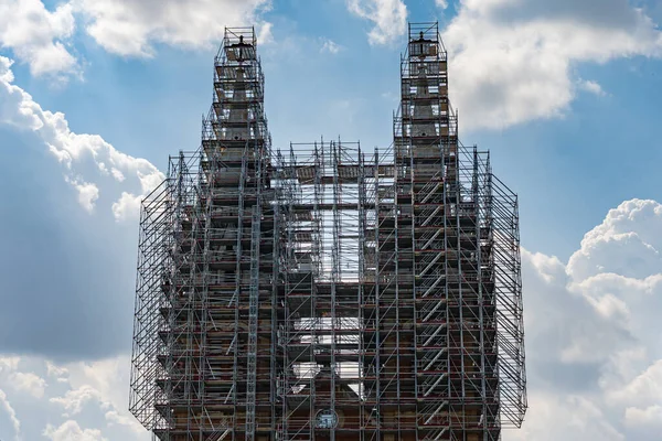 Kathedrale von Saigon Notre-Dame während der Restaurierung mit Gerüsten bedeckt — Stockfoto