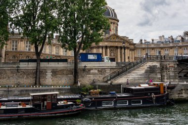 19 Haziran 2019 'da Paris, Fransa' da Seine nehrinin kıyısında yüzen tekneler.