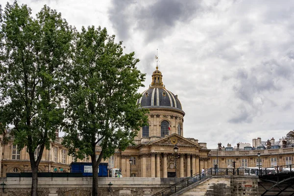 19 junio 2019 - PARÍS, FRANCIA: El Instituto de Francia a orillas del Sena — Foto de Stock