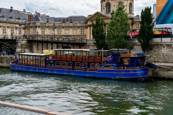19 czerwca 2019 - Paryż, FRANCJA: Restauracja pływająca lub restauracja na łodzi na Sekwanie, Paryż — Zdjęcie stockowe