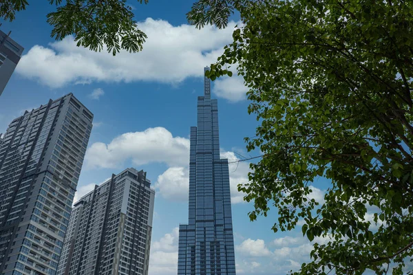 Футуристический небоскреб или здания под летним голубым небом — стоковое фото
