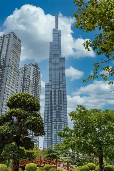 Photo verticale de gratte-ciel haut avec beau paysage extérieur — Photo