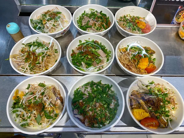 Deliziosa ciotola Pho e zuppa di tagliatelle in tribunale alimentare in Vietnam — Foto Stock