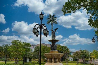 Ortasında antika bir heykel olan parkta güzel bir sabah gökyüzü.