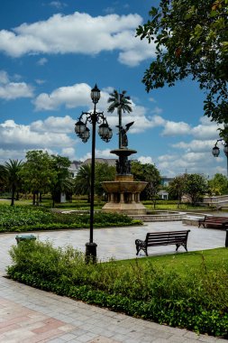 Vintage stil lamba direği ve parkta bank 