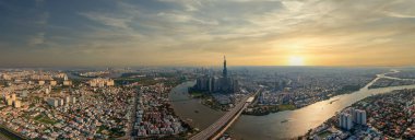 Ho Chi Minh şehrinin günbatımında gökyüzü manzarası 