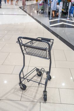 Alışveriş merkezinde küçük bir tramvay ya da alışveriş arabası