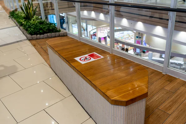 Señal de distanciamiento social en el banco en el centro comercial — Foto de Stock