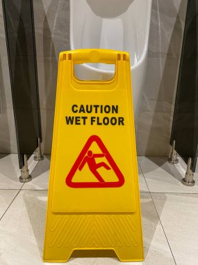 Umumi tuvaletteki ıslak zemin uyarı levhasını kapatın. 