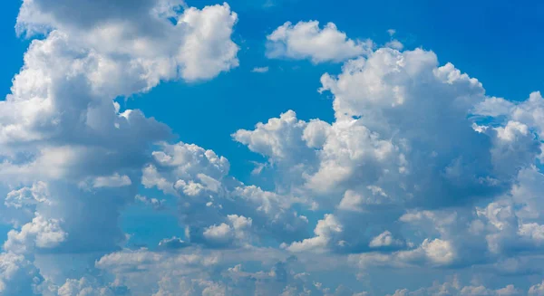 Białe chmury cumulus na błękitnym niebie z naturalnym porannym światłem — Zdjęcie stockowe