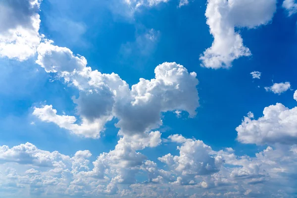 Białe chmury unoszące się na błękitnym niebie w piękny poranek — Zdjęcie stockowe