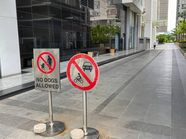 No se permite perro y señal de restricción de estacionamiento en la zona común de paseo — Foto de Stock
