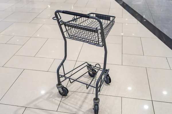 ショッピングモール内の隔離された空のショッピングカート — ストック写真