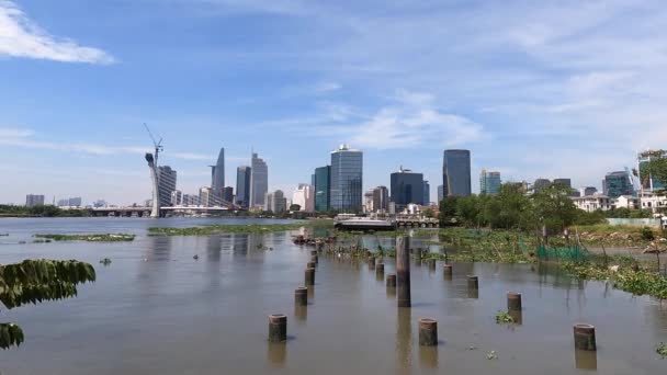 Vista de la mañana junto al río con superficie de agua en movimiento, ciudad de Ho Chi Minh — Vídeos de Stock