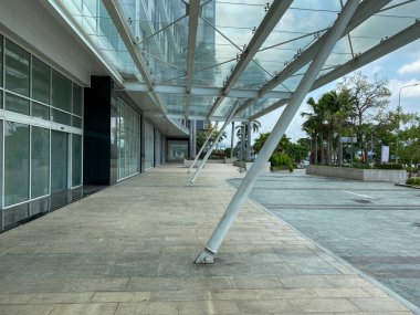 Covid-19 tecridi sırasında alışveriş merkezini kapatan kimse yok.