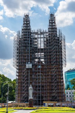 Saigon 'un Notre Dame Bazilikası restorasyon sırasında iskelelerle kaplı. 