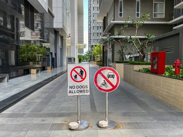 Señal de prohibición roja en ningún perro permitido y no hay zona de aparcamiento — Foto de Stock