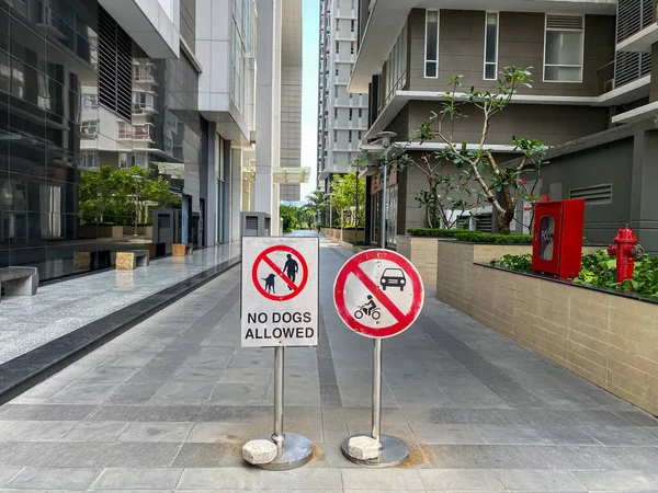 No se permite perro y vehículo estacionamiento prohibición signo en la zona de paseo — Foto de Stock