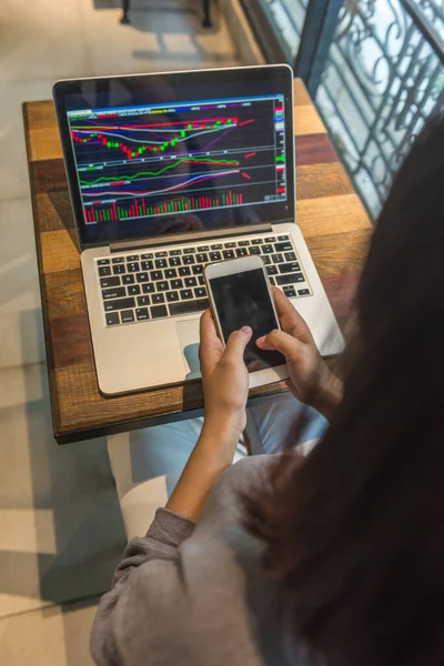 Aktienhändler nutzt Telefon, um Aktien zu kaufen — Stockfoto