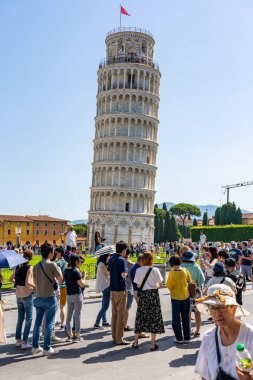 Birçok turist yaz mevsiminde Eğik Pisa Kulesi 'ni ziyaret eder - PISA, İtalya - 25 Haziran 2019