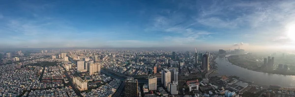 Luchtfoto van Ho Chi Minh stad en Saigon rivier — Stockfoto