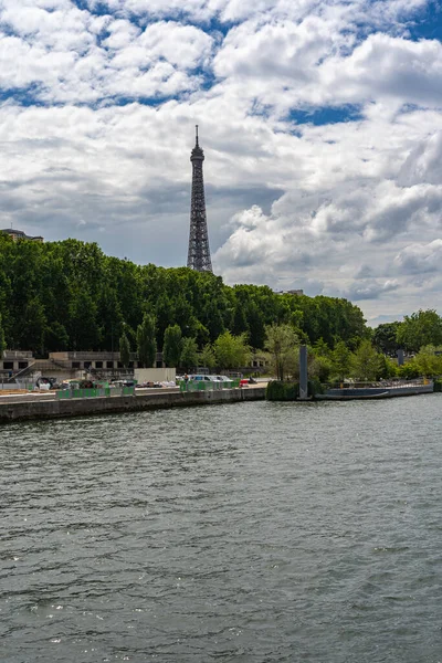 19 июня 2019 - Париж, Франция: Вертикальное фото красивого летнего утра у реки Сены, Париж — стоковое фото