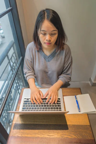 Joven freelancer usando laptop — Foto de Stock