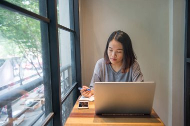 Asyalı kadın notlar yazıyor