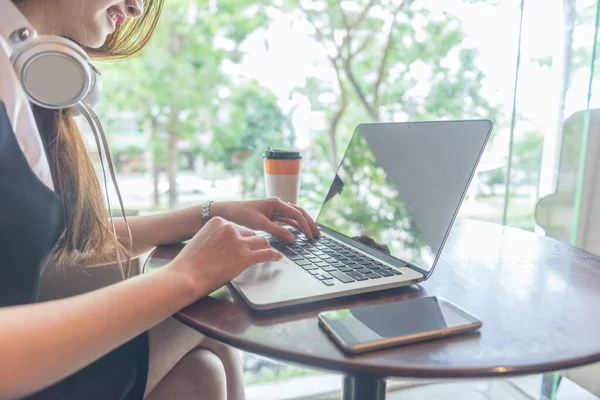 Mujer joven disfrutar de su día con café, música y navegar por Internet — Foto de Stock