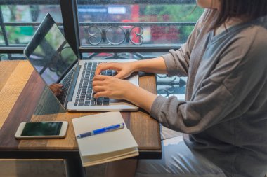 Dizüstü bilgisayarda çalışan genç öğrencilerin yan görünümü