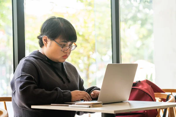 Gorda asiática freelancer trabajando en portátil — Foto de Stock