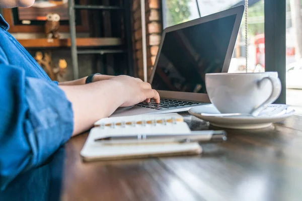 Sidovy av kvinna hand med hjälp av laptop — Stockfoto