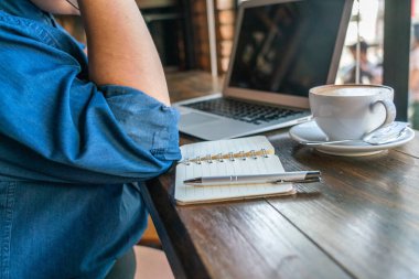 Genç serbest çalışanın yan görünüşü Evde kalıp evden çalışmak