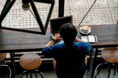 Dizüstü bilgisayarda çalışan Asyalı serbest yazar