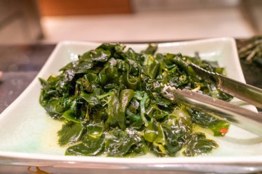 Yeşil wakame yosun salatası tabağı