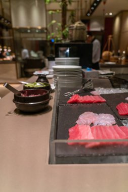 Lezzetli Sashimi ile Japon büfesi