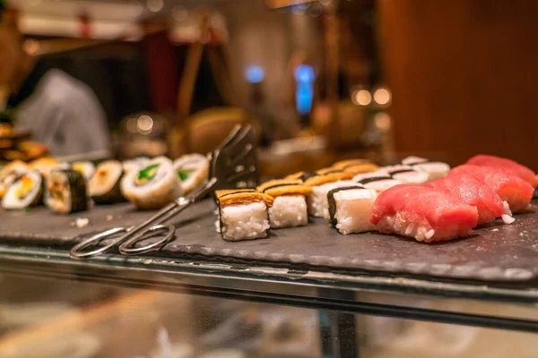 Japán sushi, nigiri és futomaki a szálloda büféjében — Stock Fotó
