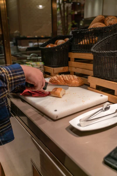 ナイフでパンを切る女の手 — ストック写真