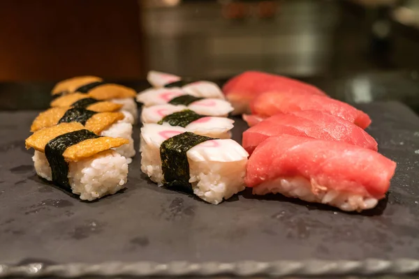 Nigiri sushi fekete kő palán, lapos tojással — Stock Fotó