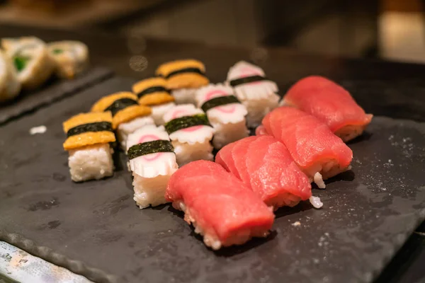 Sushi, Nigiri szójaszósszal és wasabival tálalva. — Stock Fotó