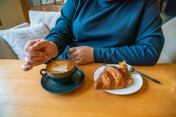 Genießen Sie heißen Cappuccino und Croissant — Stockfoto