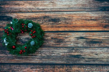 Noel arkaplanı ve koyu ahşap Noel süslemeleri