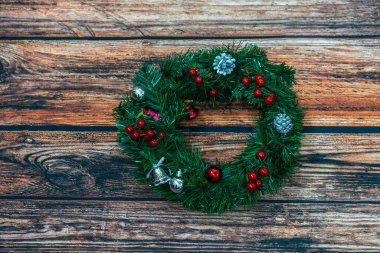 Noel arkaplanı ve koyu ahşap Noel süslemeleri