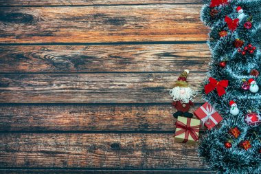 Noel arkaplanı, hediye kutuları ve ahşap masada Noel ağacı..