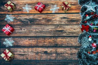 Noel ağacı ve Noel hediyeleri ahşap arka planda