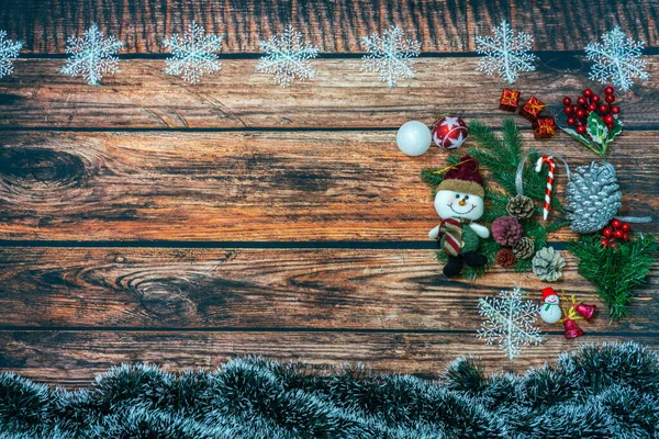 Kerst achtergrond met dennenboom en decoratie op donker houten plank — Stockfoto