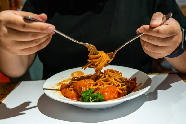 Женская рука ест спагетти — стоковое фото