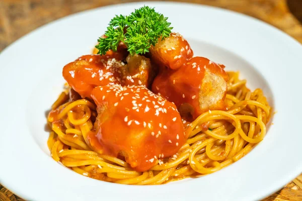 Спагетти жареные кубики курицы с томатным соусом — стоковое фото