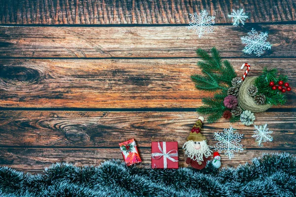 Kerst geschenkdozen op donkere houten achtergrond — Stockfoto