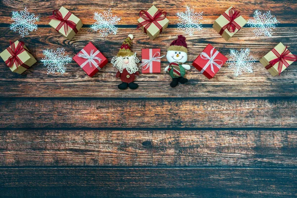 Kerstvakantie achtergrond met geschenkdozen en kerstboom op houten tafel. — Stockfoto